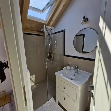 Small Attic Room With Private Bathroom Bucureşti Exterior foto