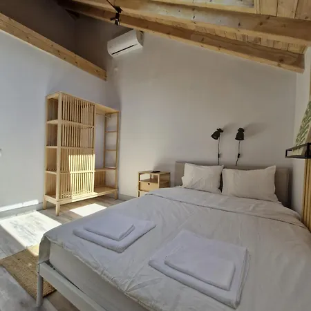 Small Attic Room With Private Bathroom Bucureşti Exterior foto