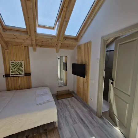 Small Attic Room With Private Bathroom Bucureşti Exterior foto