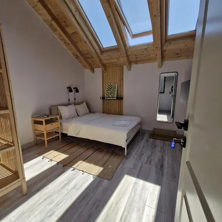 Small Attic Room With Private Bathroom Bucureşti Exterior foto