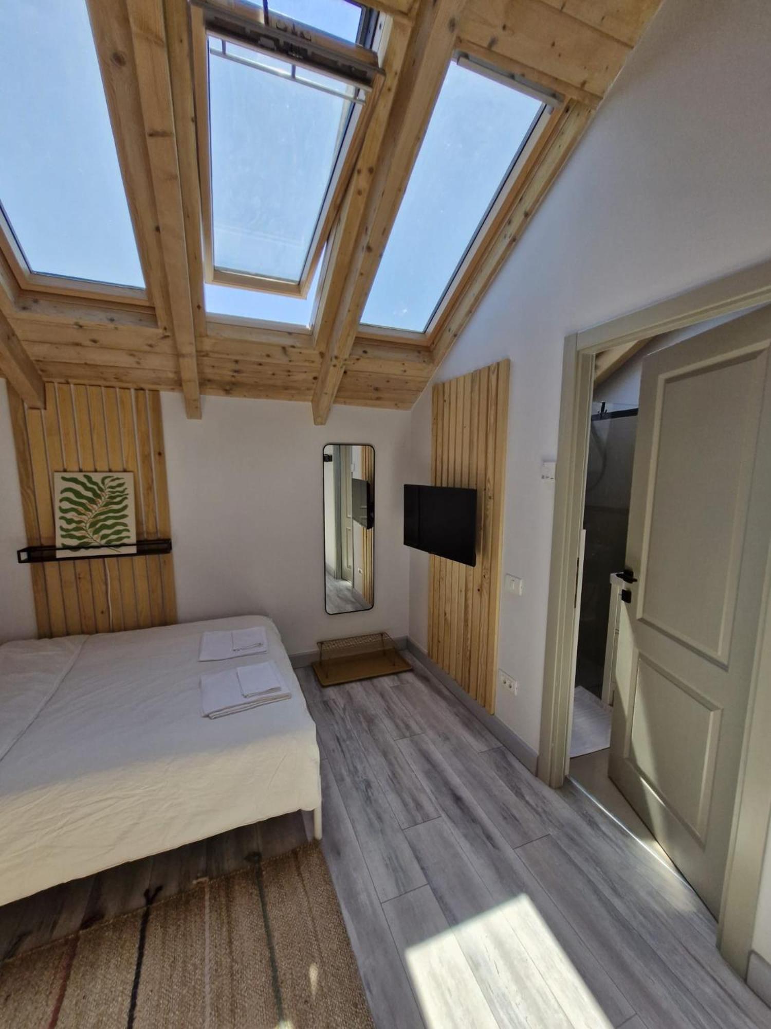 Appartement Small Attic With Private Bathroom