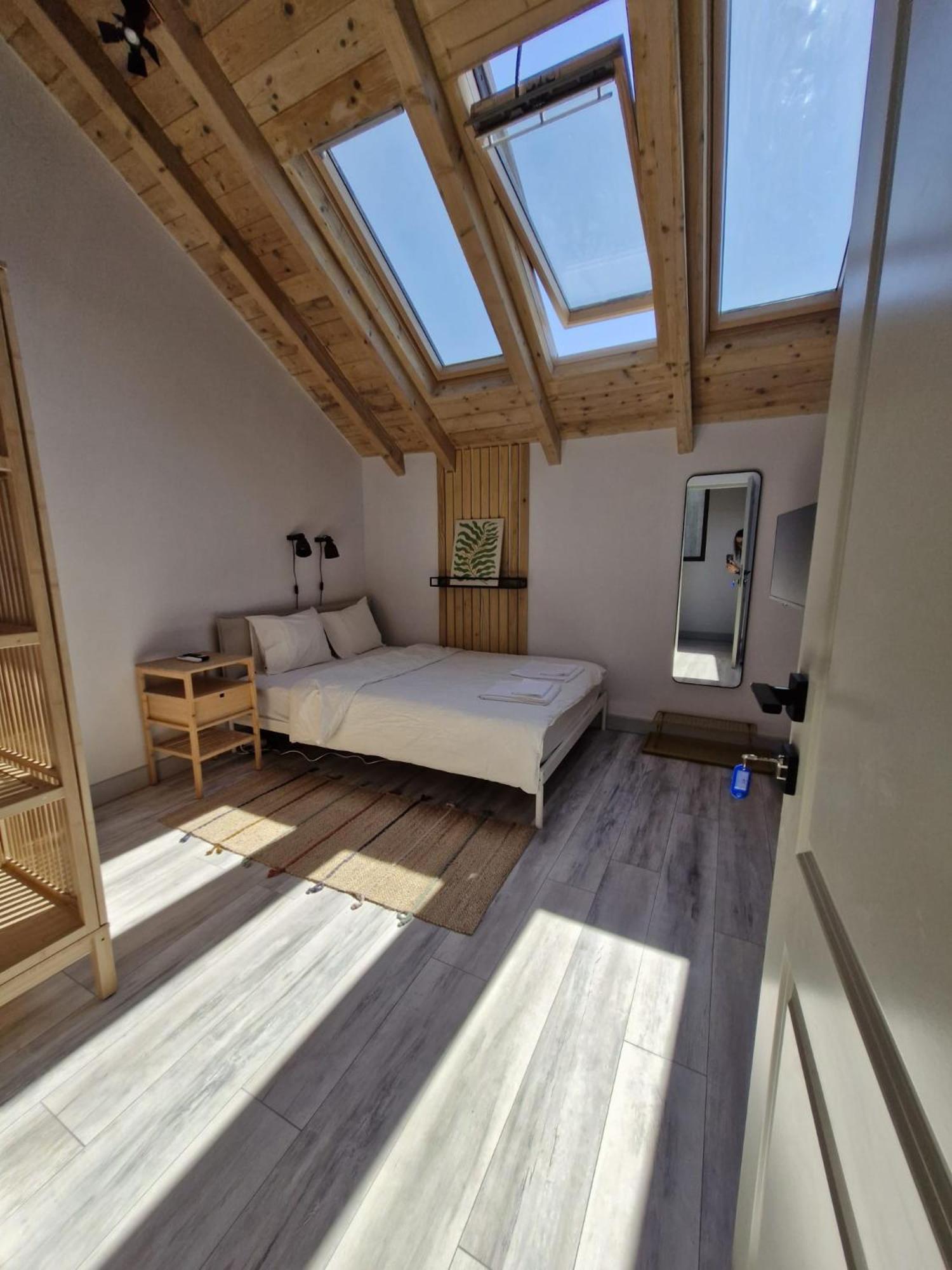 Apartment Small Attic With Private Bathroom Bukarest